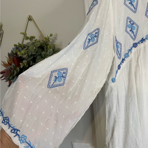 Solitaire NWT White Embroidered 3/4!Sleeve Top - Picture 4 of 6